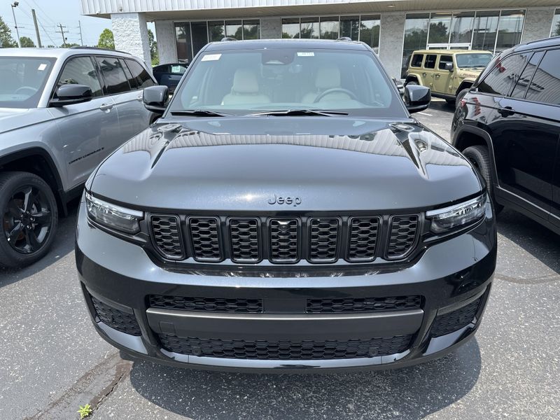 New 2025 Jeep Grand Cherokee L Limited 4x4Image 2