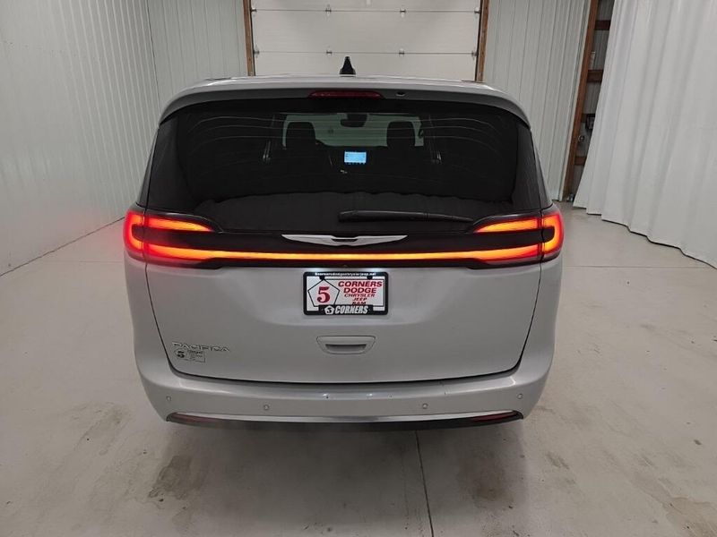 2024 Chrysler Pacifica Touring L photo 4