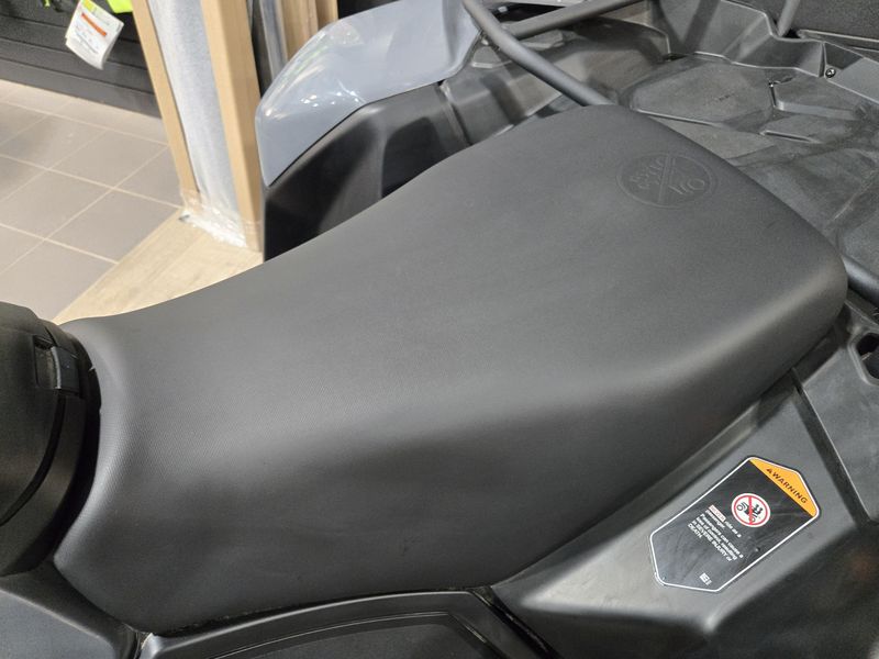 2025 Can-Am OUTLANDER 700 GRANITE GRAY Image 11