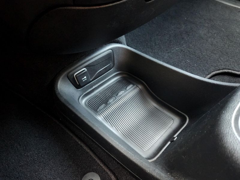 Used 2025 Chrysler Pacifica Select