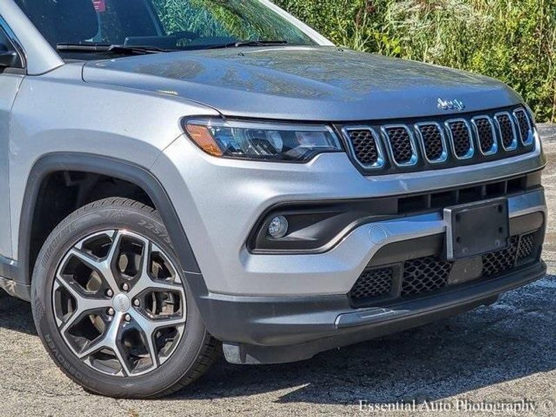 2024 Jeep Compass Latitude photo 2