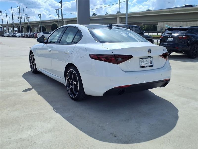Used 2022 Alfa Romeo Giulia TiImage 2