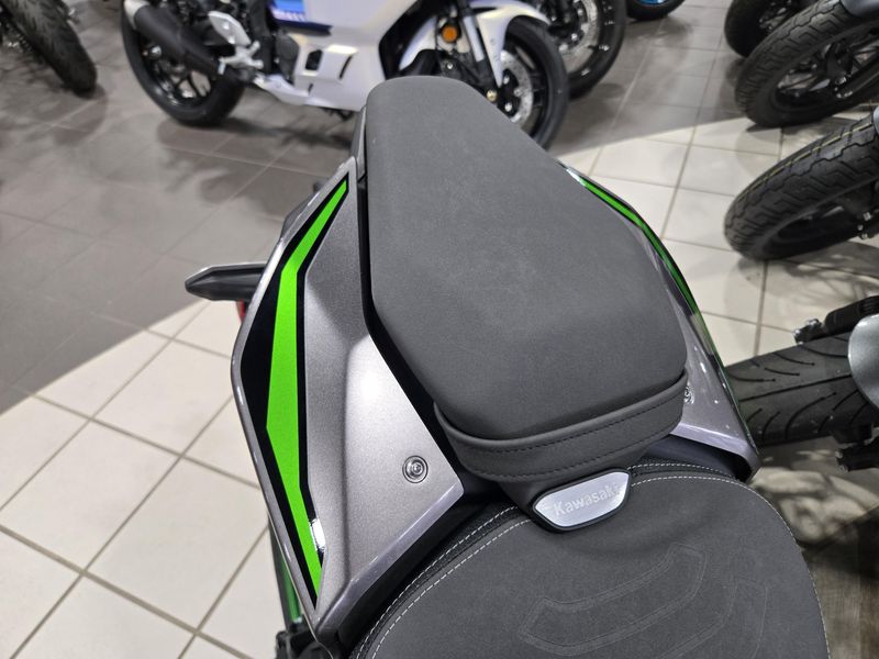 New 2025 Kawasaki Z900 SE ABS METALLIC MATTE GRAPHITE GRAY AND EBONY AND METALLIC GRAPHITE GRAY Image 16