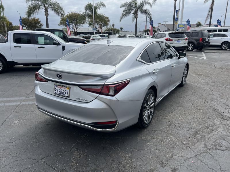 2019 Lexus ES 300hImage 3