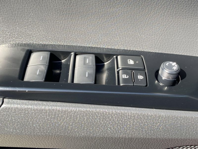 2025 Toyota Camry SEImage 19