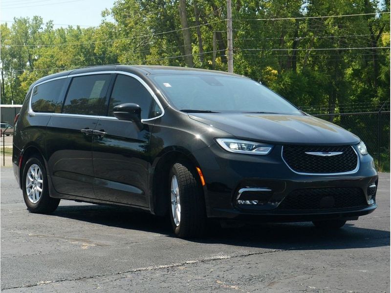 2023 Chrysler Pacifica Touring LImage 7