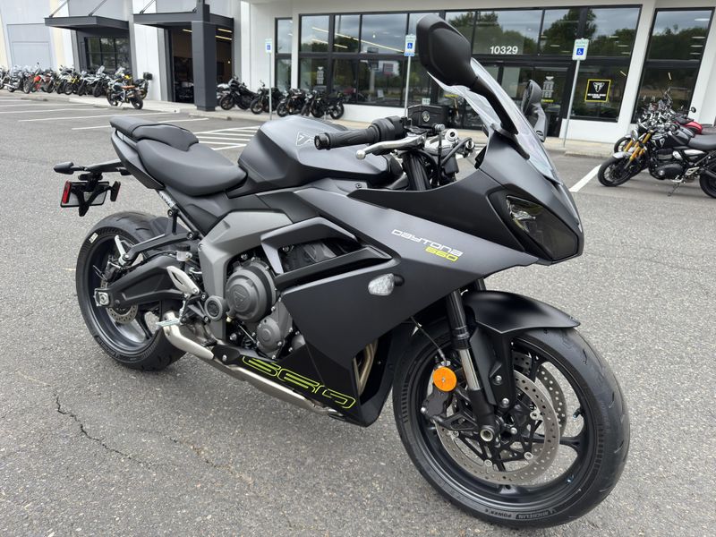 2025 Triumph Daytona 660 - SATIN GRANITE - SATIN JET BLACK 
