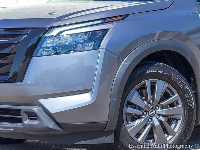 2024 Nissan Pathfinder SV photo 3