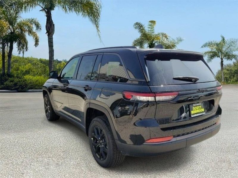 New 2026 Jeep Grand Cherokee Laredo Altitude 4x4
