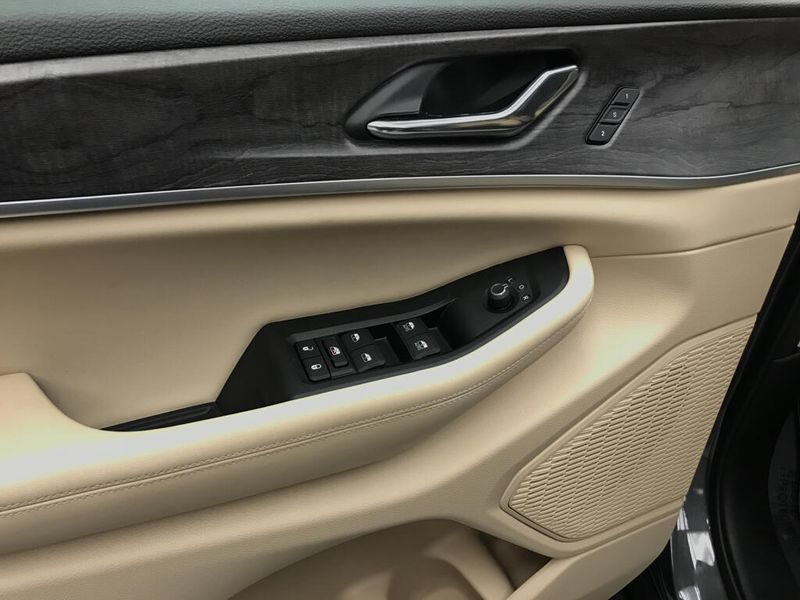 Used 2024 Jeep Grand Cherokee L LimitedImage 3