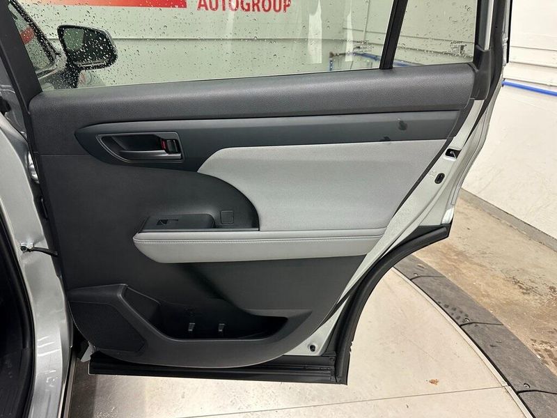 2022 Toyota Highlander LEImage 27