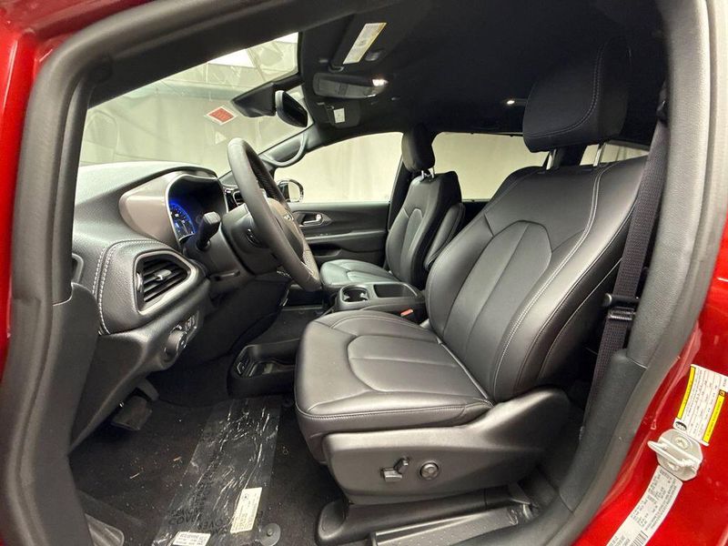 New 2026 Chrysler Pacifica SelectImage 6