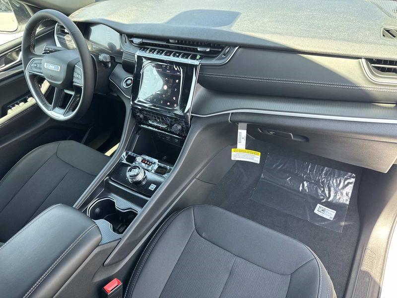 New 2026 Jeep Grand Cherokee Laredo 4x2