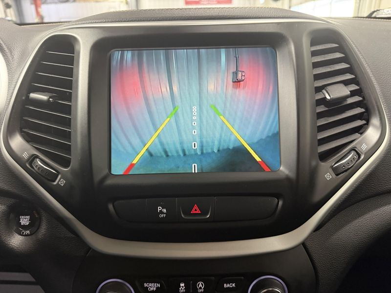 Used 2018 Jeep Cherokee Latitude PlusImage 16