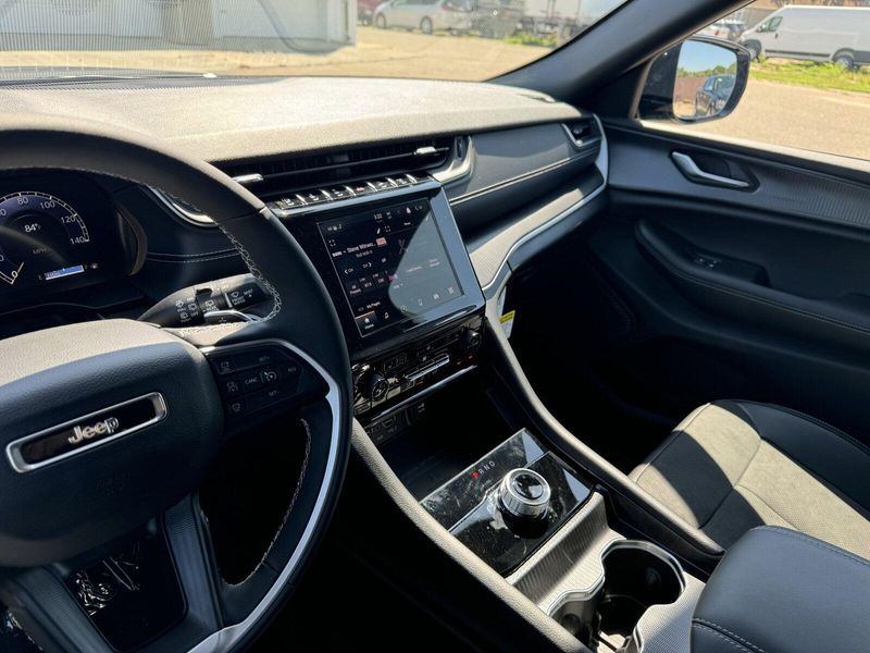 2024 Jeep Grand Cherokee Altitude XImage 32