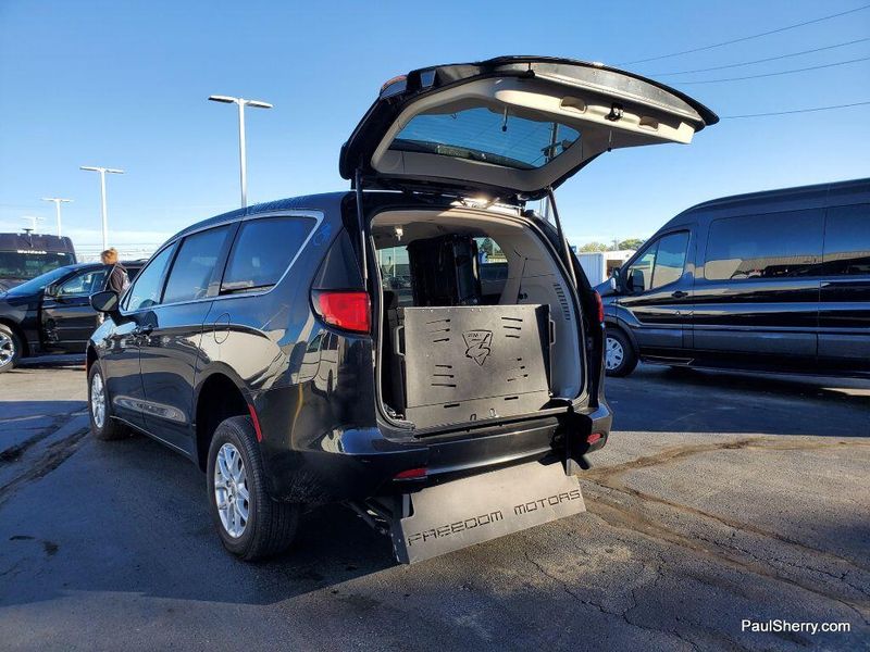 2022 Chrysler Voyager LXImage 10