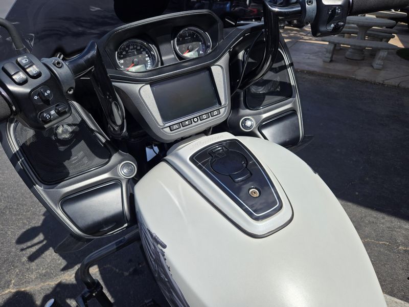 2020 Indian Motorcycle CHALLENGER DARK HORSE WHITE SMOKE Image 18