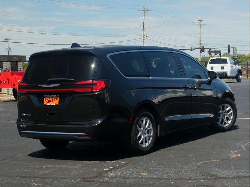 2023 Chrysler Pacifica Touring LImage 11