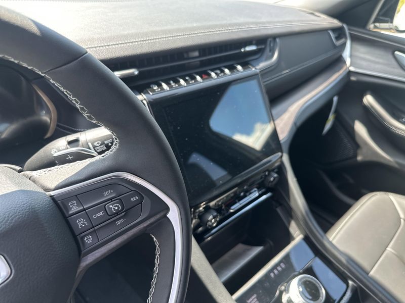 New 2025 Jeep Grand Cherokee L Limited 4x4Image 29