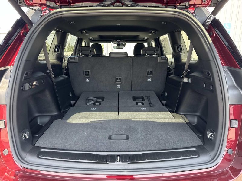New 2026 Jeep Grand Cherokee L Laredo Altitude 4x2