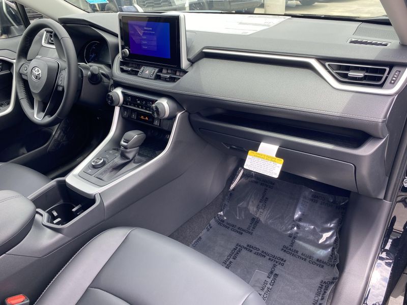 2025 Toyota RAV4 Hybrid XLE PremiumImage 9