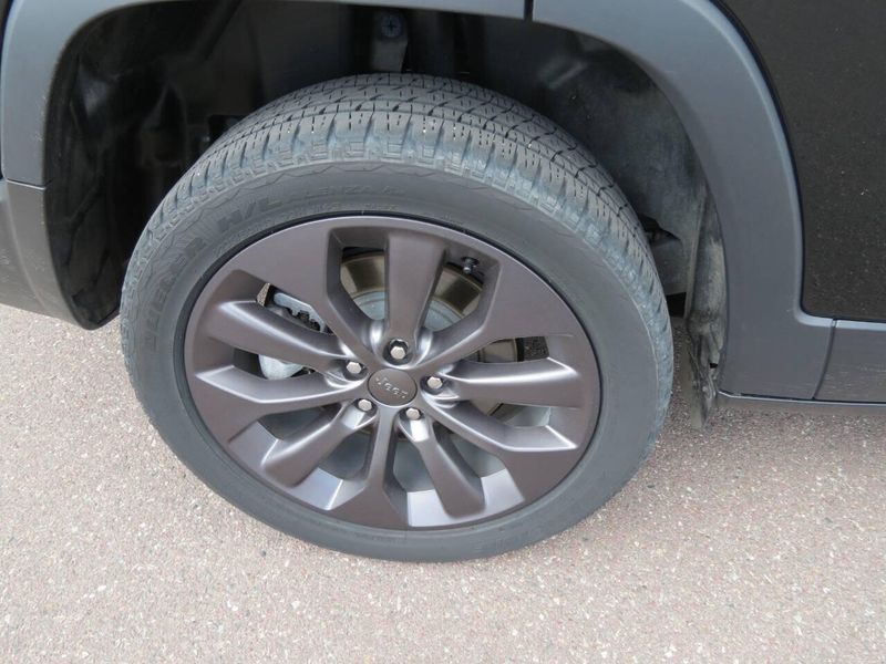 Used 2021 Jeep Cherokee 80th Anniversary Edition 4x4 4dr SUVImage 5