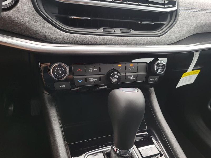 2025 Jeep Compass Latitude 4x4Image 18