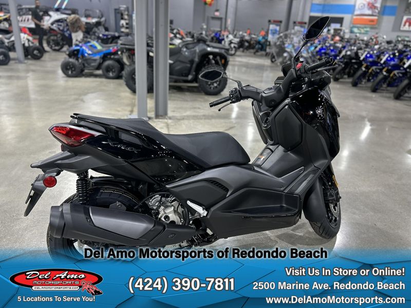 2025 Yamaha Xmax Image 3