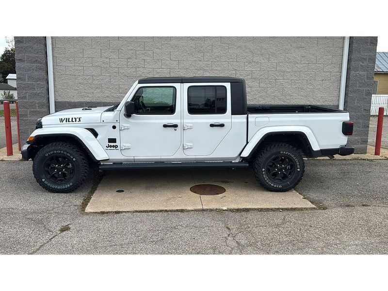 2021 Jeep Gladiator Willys photo 2