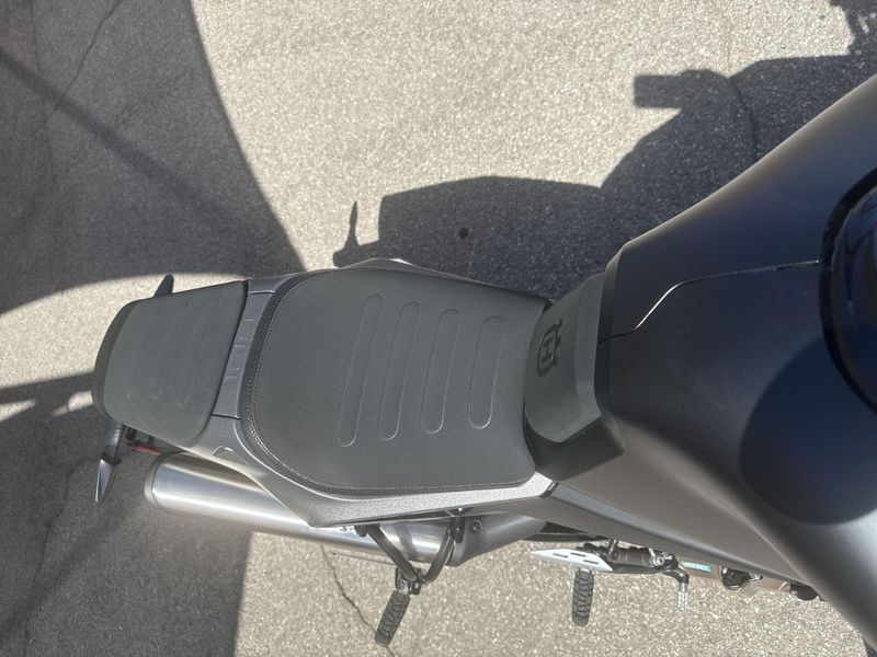 New 2025 Husqvarna SVARTPILEN 801 Image 18