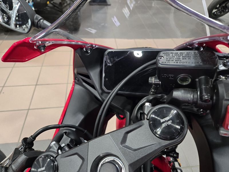 2025 Honda CBR650R ECLUTCH GRAND PRIX RED Image 11