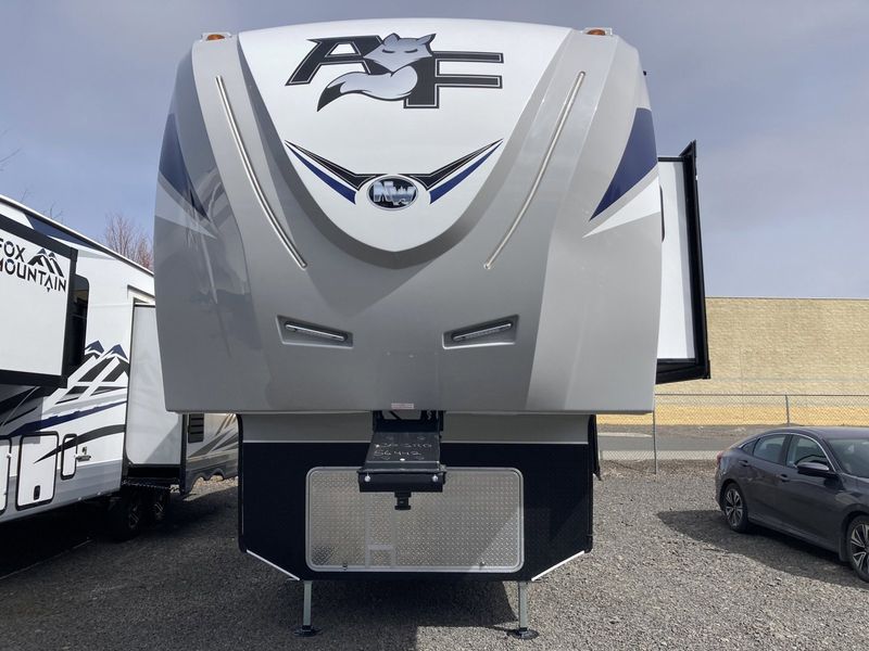 2023 ARCTIC FOX 30-5RD  in a SOLITAIRE exterior color. Legacy Powersports 541-663-1111 legacypowersports.net 