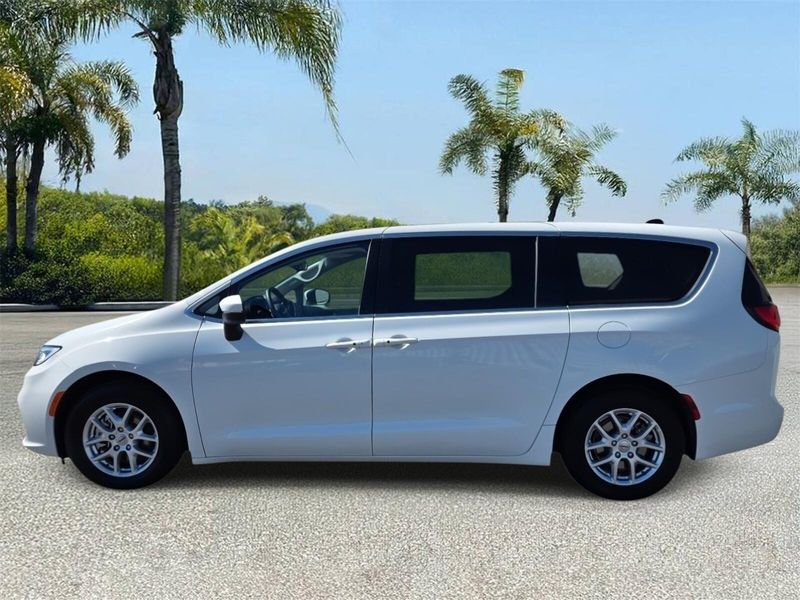 Used 2023 Chrysler Pacifica Touring L FWD