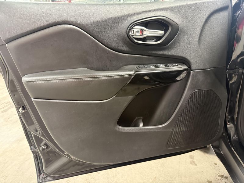 Used 2023 Jeep Cherokee Altitude LuxImage 20