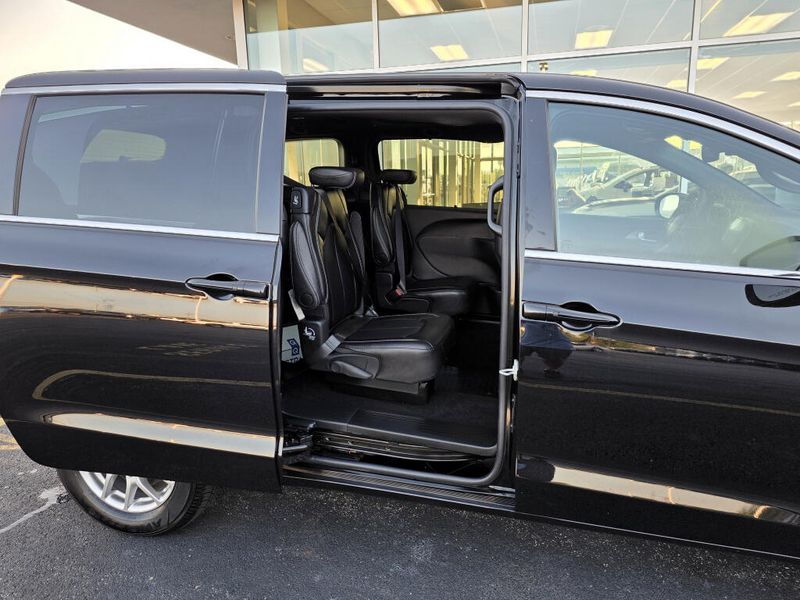 New 2027 Chrysler Pacifica Select