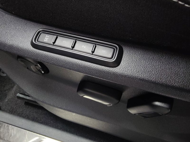 Used 2023 Volkswagen Atlas Cross Sport V6 SEL AWD w/Sunroof/NavImage 19