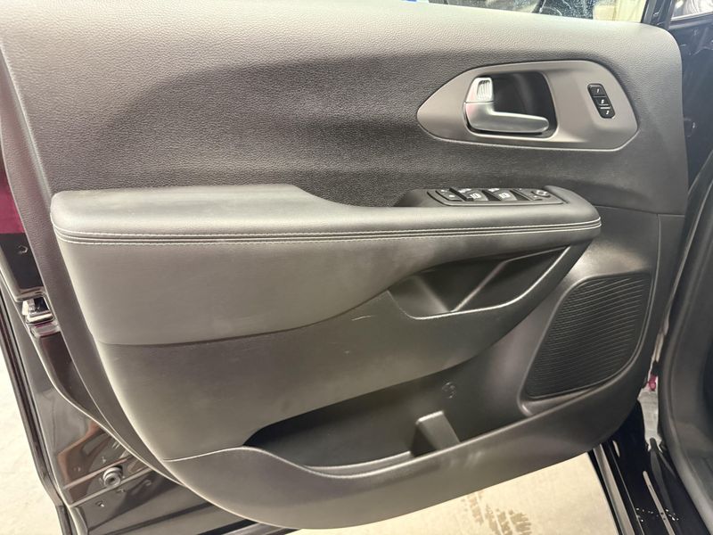 Used 2025 Chrysler Pacifica SelectImage 18