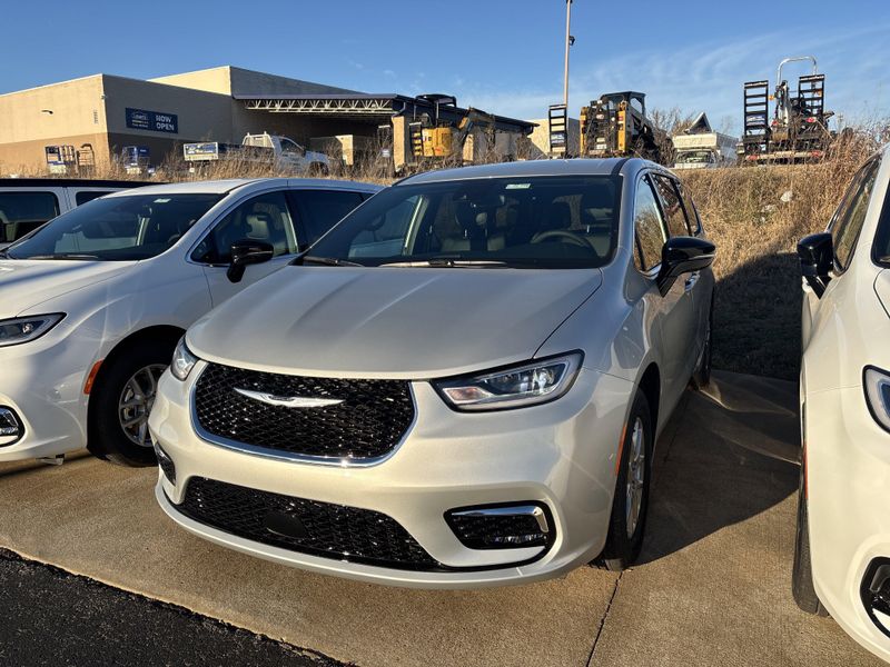 New 2026 Chrysler Pacifica SelectImage 1