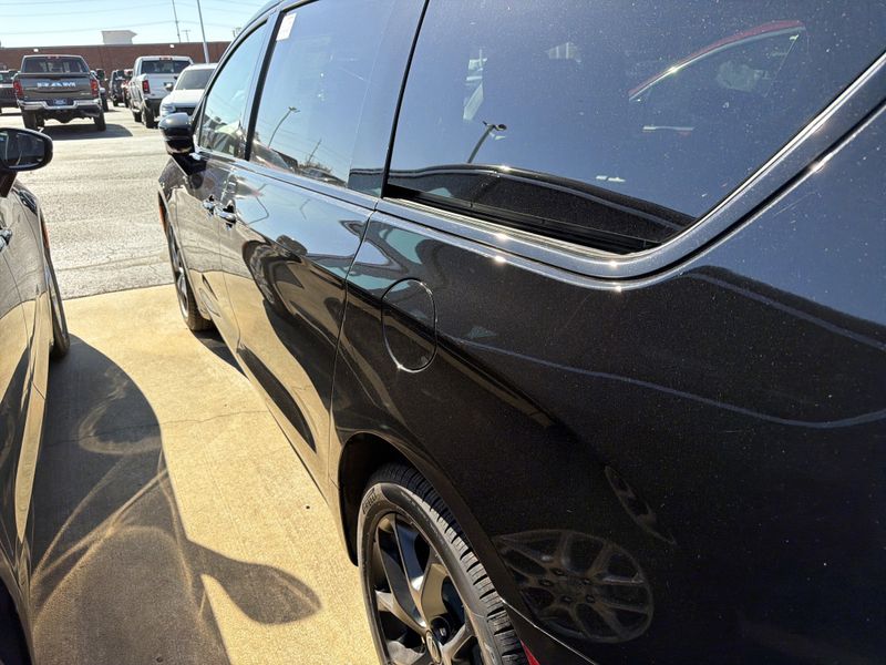 New 2026 Chrysler Pacifica LimitedImage 11