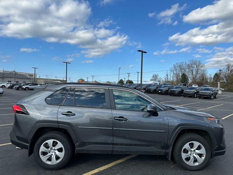 2021 Toyota RAV4 LEImage 11