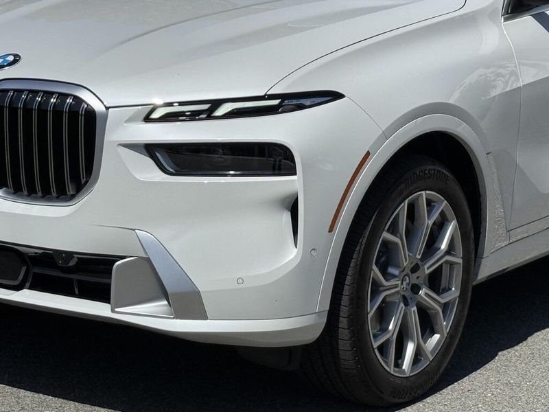 2025 BMW X7 xDrive40iImage 11