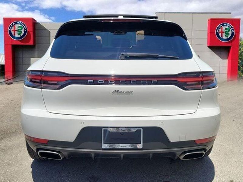 2021 Porsche Macan Base photo 4