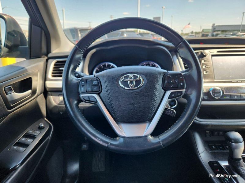 2017 Toyota Highlander SE photo 29