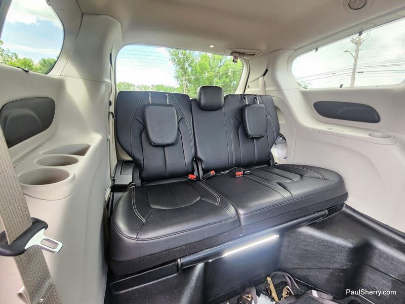 Used 2022 Chrysler Pacifica Touring L
