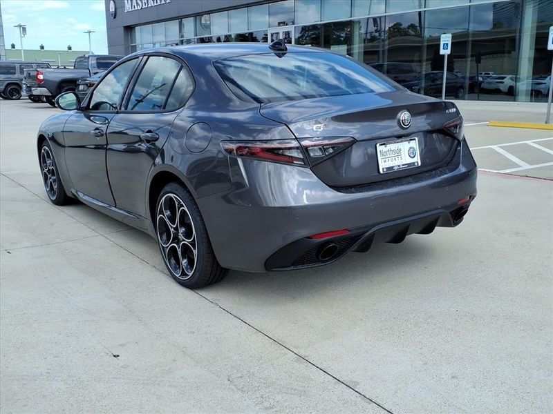New 2025 Alfa Romeo Giulia AwdImage 9