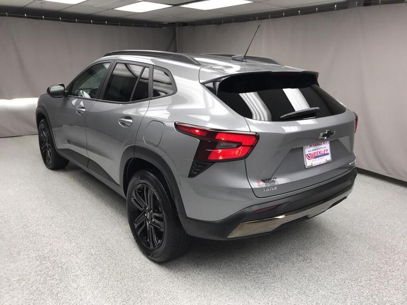 Used 2025 Chevrolet Trax ActivImage 2