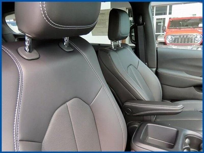 New 2025 Chrysler Pacifica SelectImage 9