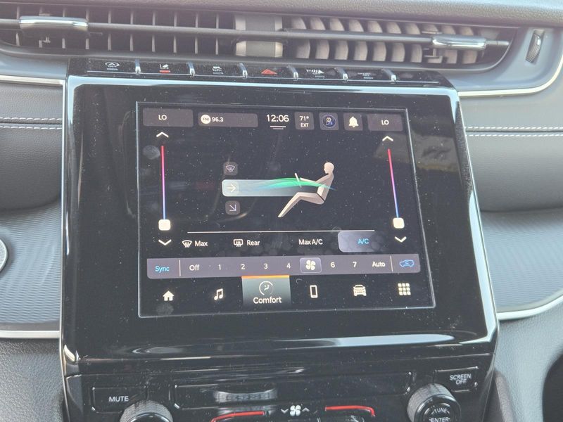 Used 2025 Jeep Grand Cherokee Laredo X 4x2