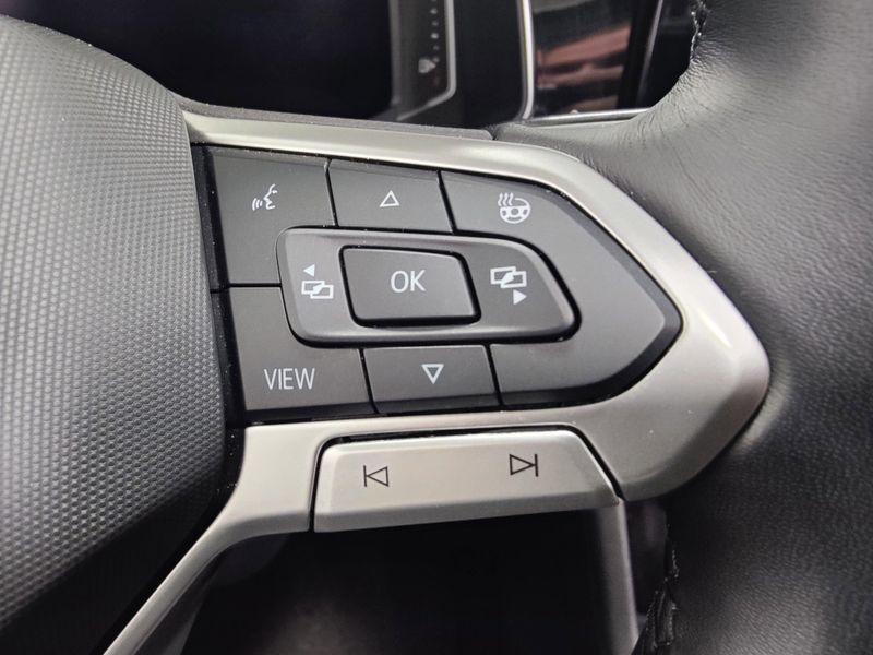 Used 2025 Volkswagen Jetta SEL w/Sunroof & NavigationImage 28