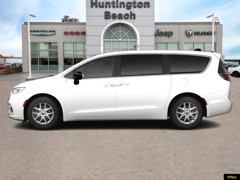 2024 Chrysler Pacifica Touring LImage 3